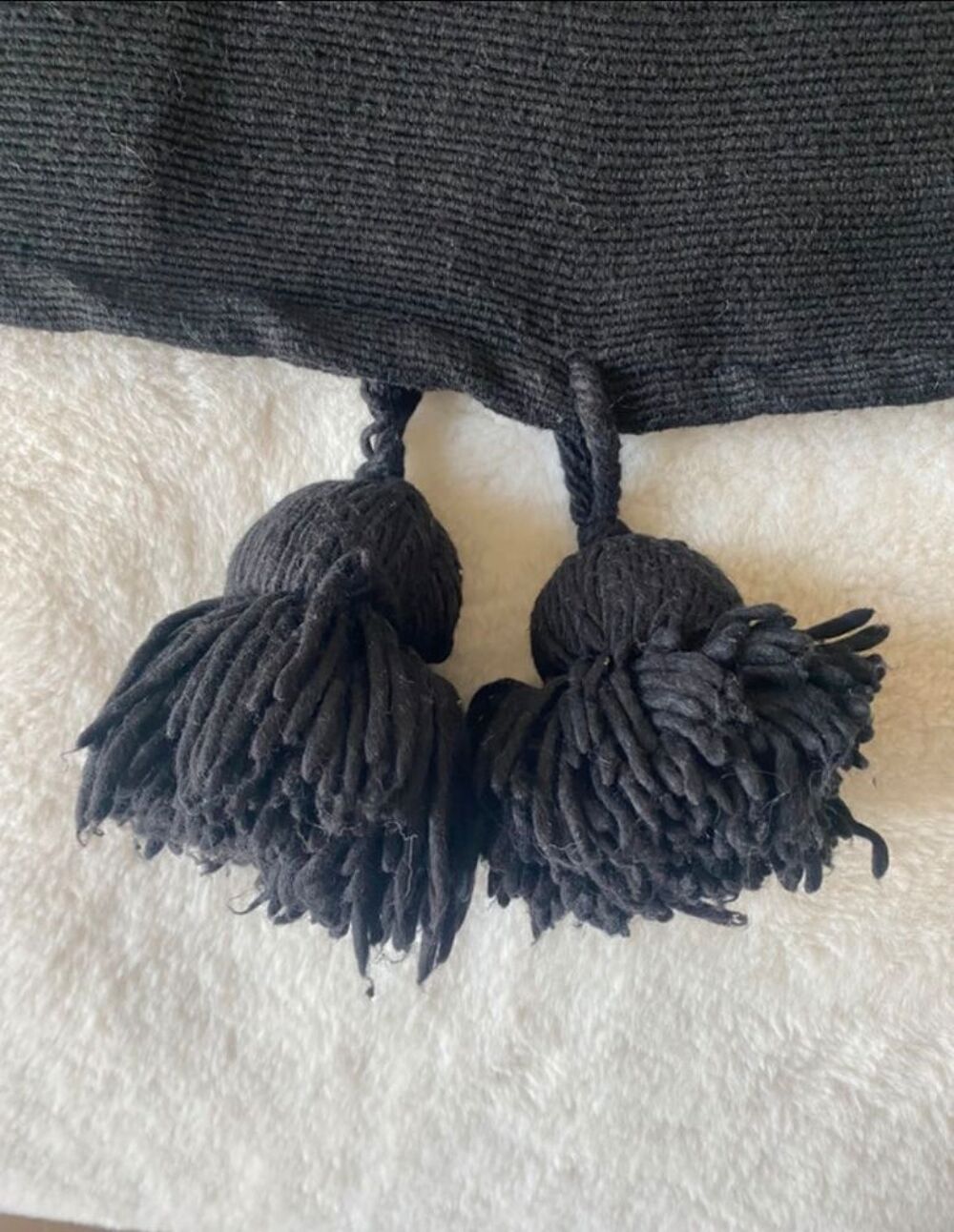 Plaid marocain noir &agrave; pompons et fils argent Décoration