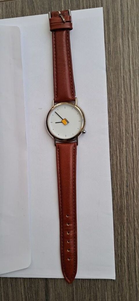 Montre jamais utilise ; bracelet cuir ; pile  changer 10 Sourcieux-les-Mines (69)