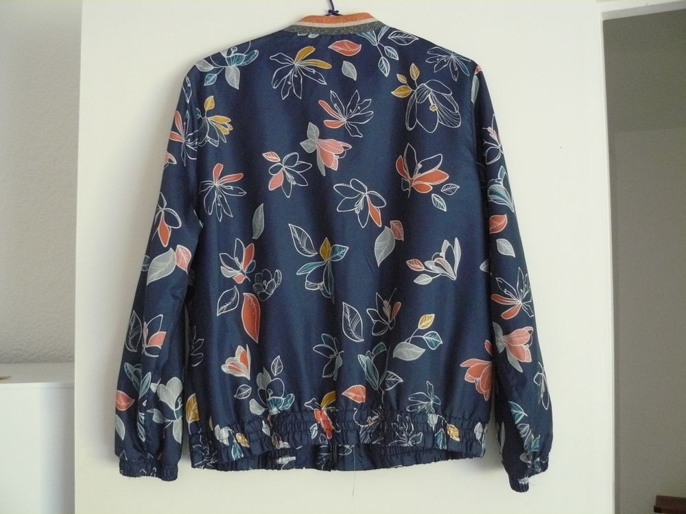 1 blouson tr&egrave;s l&eacute;ger bleu "bibi" Vêtements