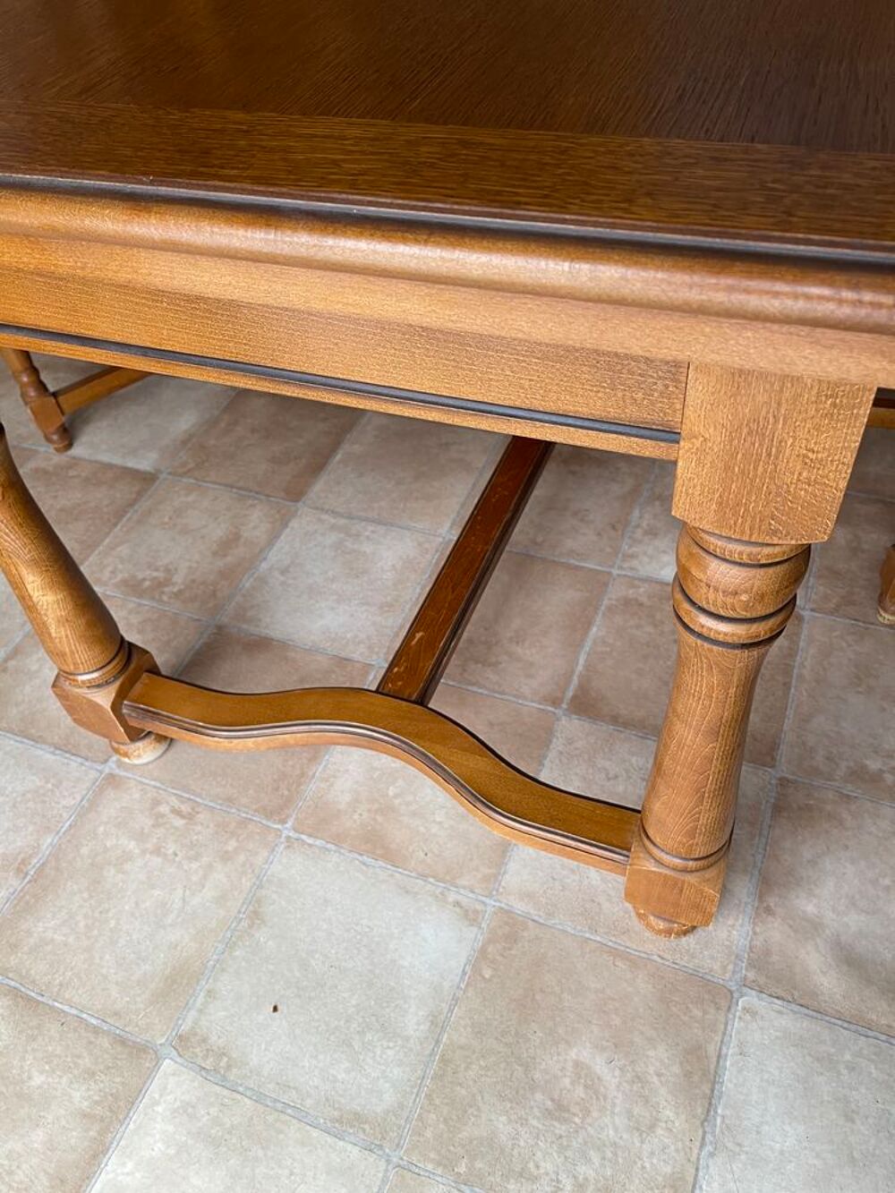 Table salle &agrave; manger en ch&ecirc;ne 
160 x 90 + 2 rallonges 
Meubles
