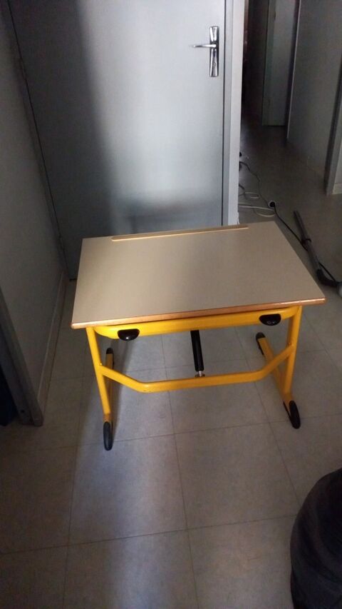 Bureau enfant maternelle TRES ROBUSTE  30 Marseille 3 (13)