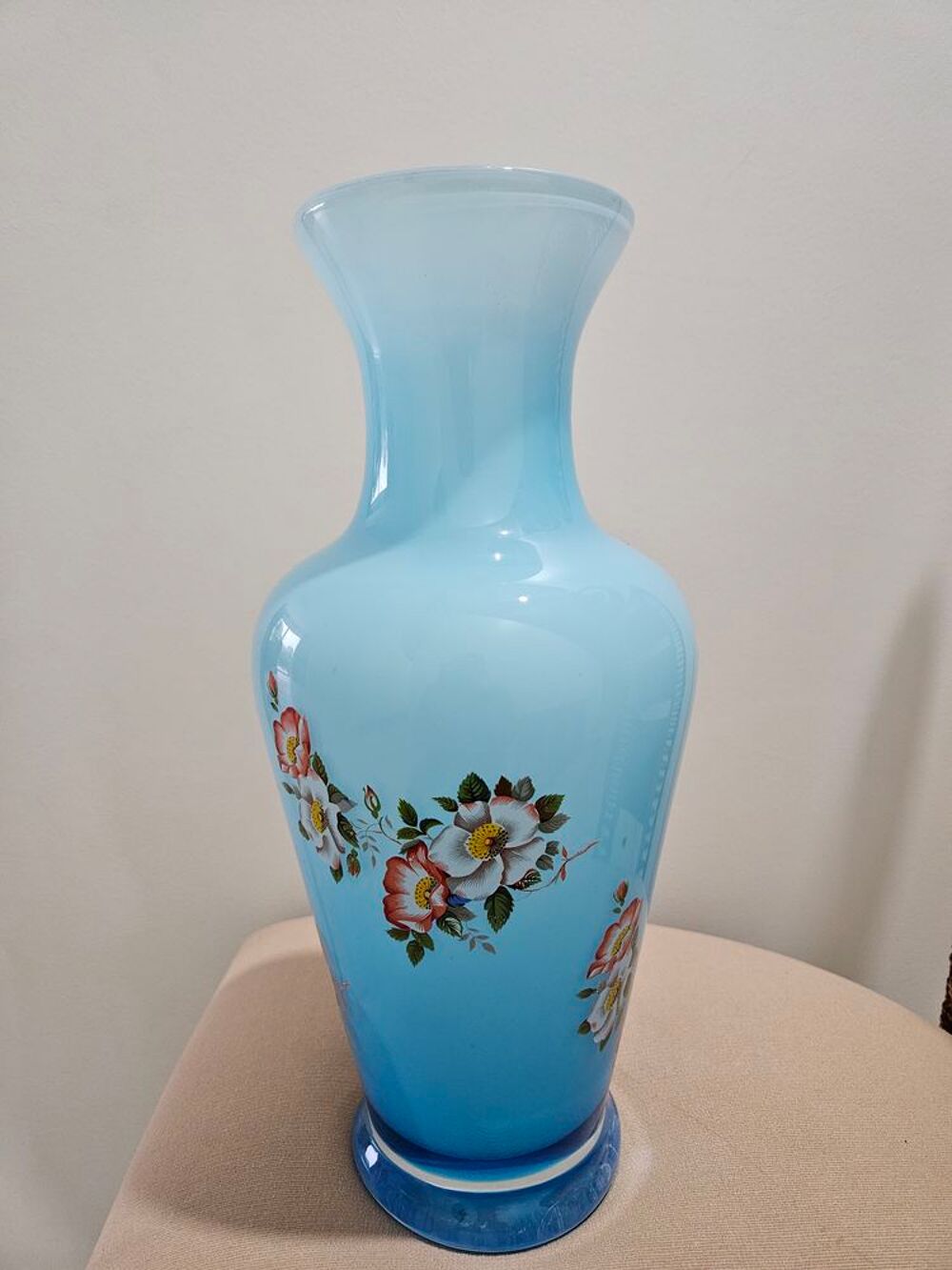 Vase en verre bleu &agrave; d&eacute;cor floral Décoration