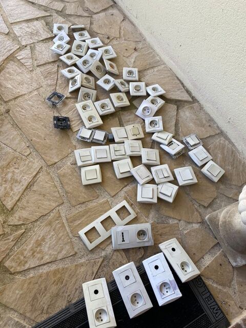 Lot d interrupteurs et prises electriques d occasion Choisel (78)
