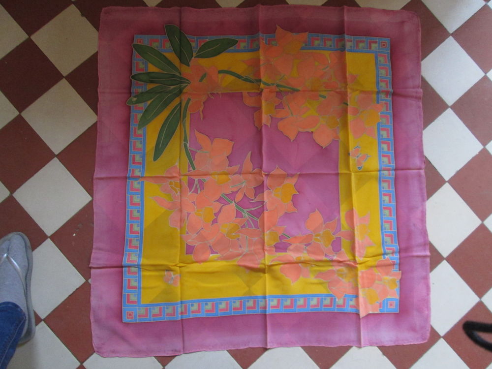 Foulard en soie motifs fleurs tons orange et rose Vêtements