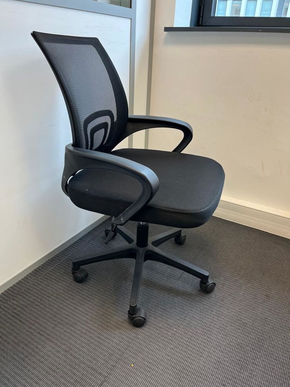 Meubles de bureau + salle de r&eacute;union + t&eacute;l&eacute;viseurs ? bon &eacute;ta Matériel informatique