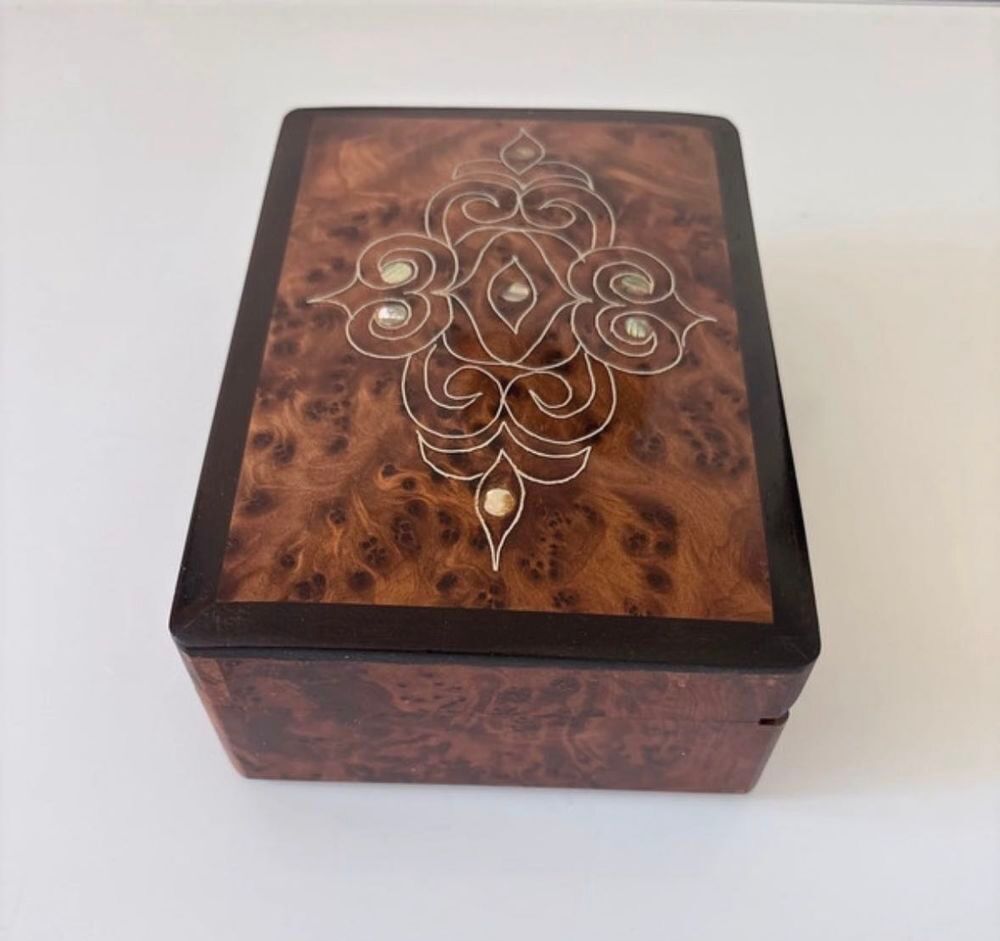 Bo&icirc;te &agrave; bijoux artisanale en bois et nacre Bijoux et montres