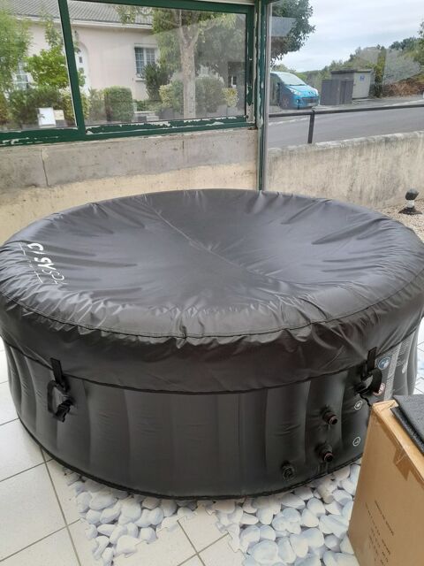 Jacuzzi tout neuf Pouzauges (85)