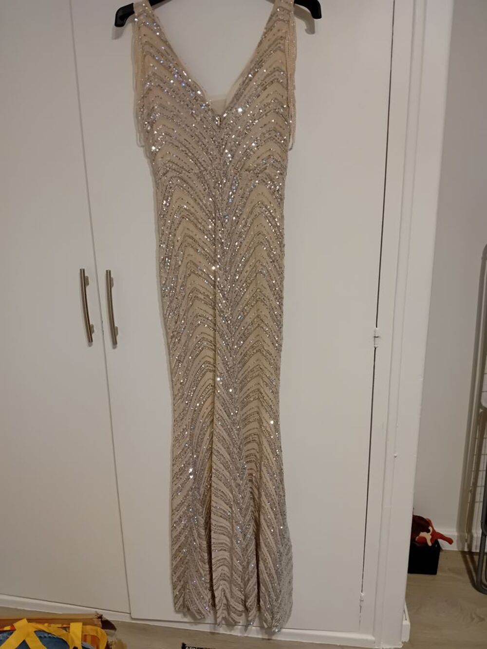 Robe toute neuve, jamais port&eacute; Vêtements