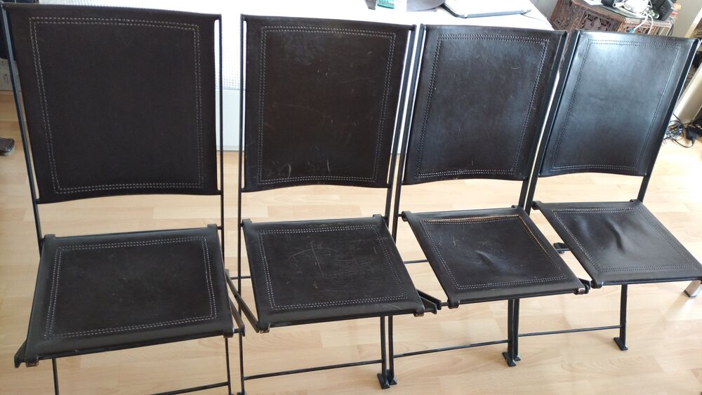 4 Chaises en cuir et m&eacute;tal pliable . Meubles