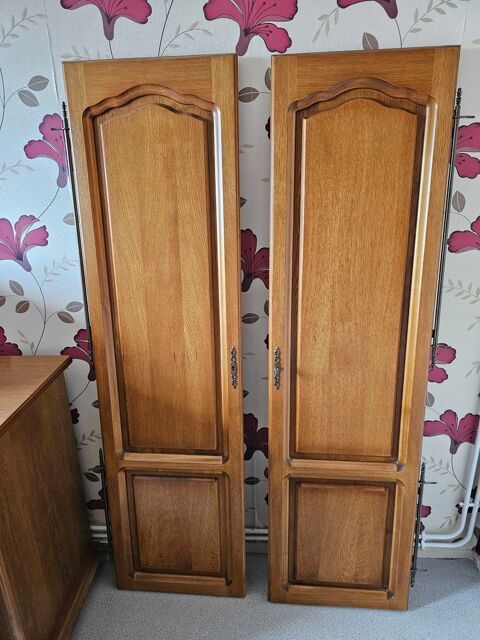 Armoire en ch�ne, deux penderie, des rangements, Trois tiroirs, un miroir, largeur 1,70 m, hauteur 1,80 m 250 Morhange (57)