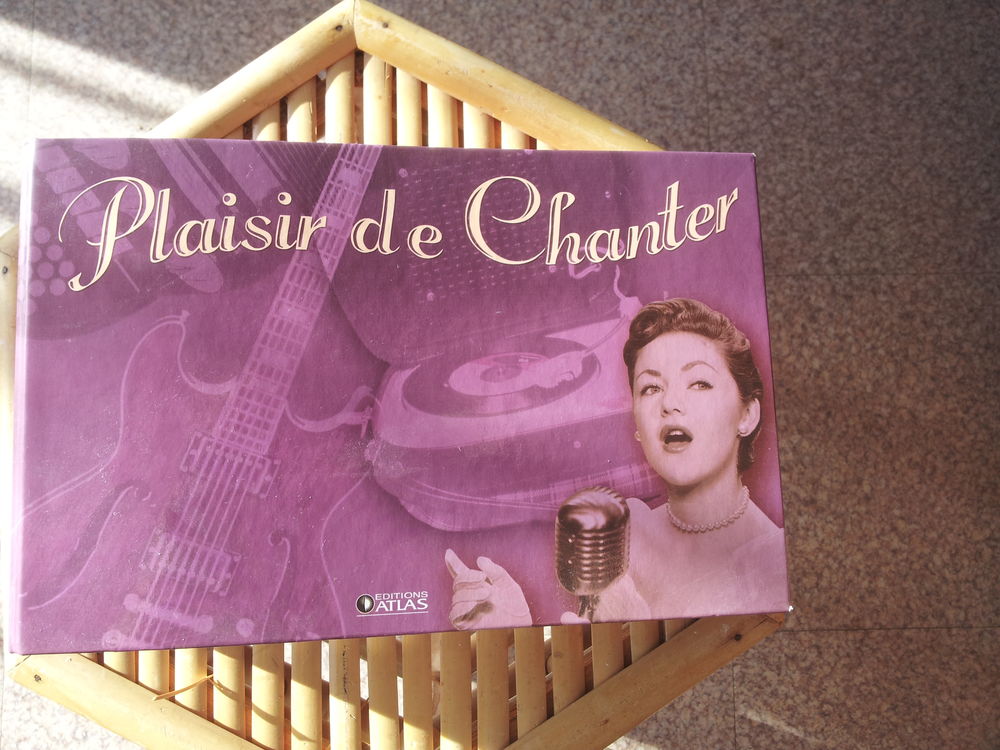 2 classeurs avec chansons pour karaok&eacute; ? Photos/Video/TV