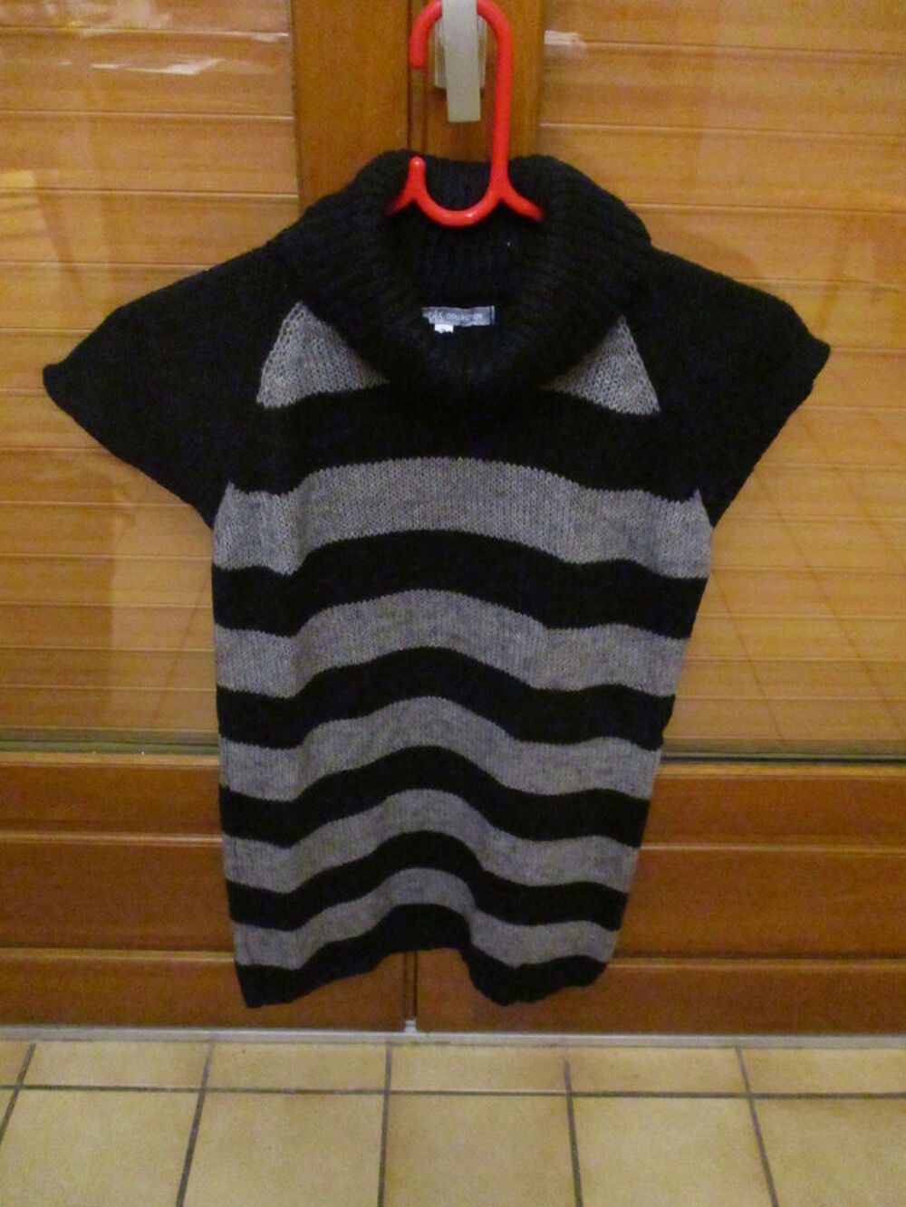 lot de 2 gilets et un pull sans manche gris et noir et gris Vêtements