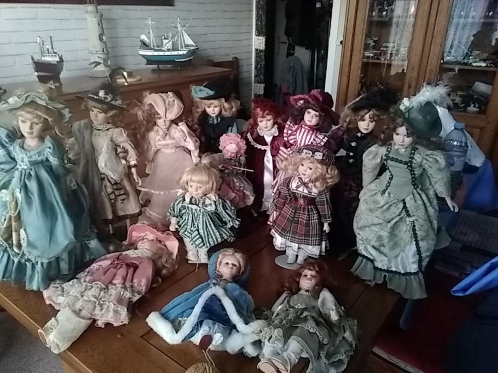 14 Poup&eacute;es de collection en porcelaine avec leurs supports 