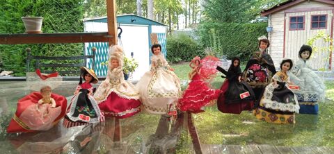 tr�s jolies poup�es de r�gions 3 Fontainebleau (77)