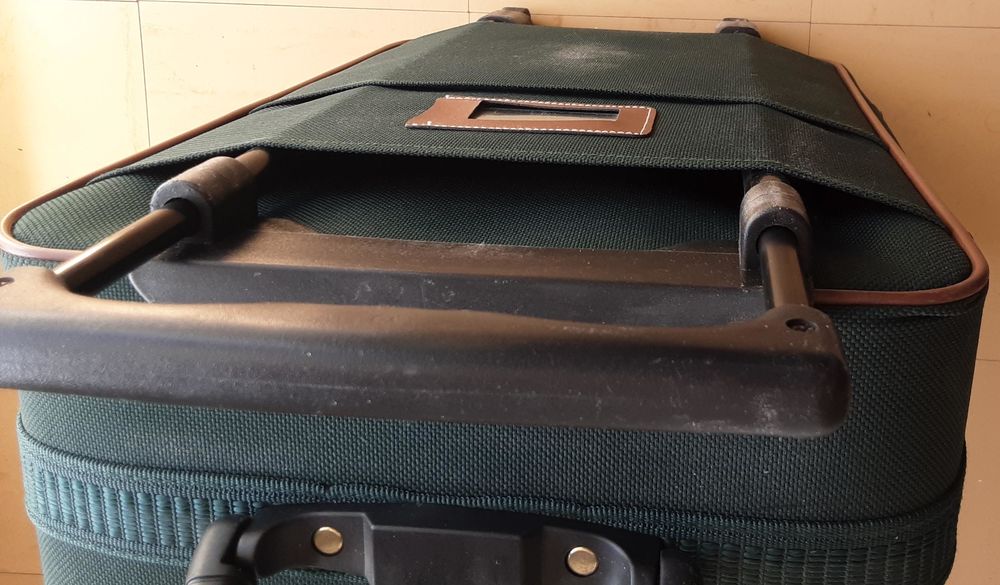 Valise &agrave; 2 roulettes, comme neuve. Maroquinerie