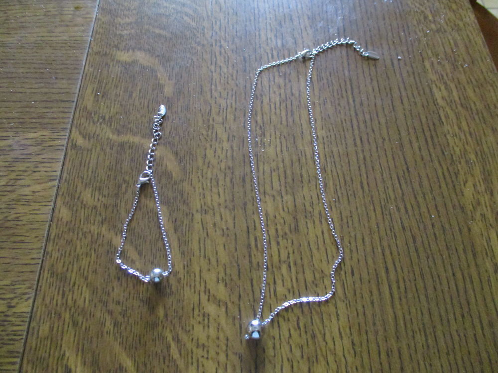 collier et bracelet avec petite boule neuf et autres Bijoux et montres