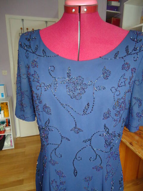 Robe de couleur bleu outremer, perl�e. 20 Torcy (77)