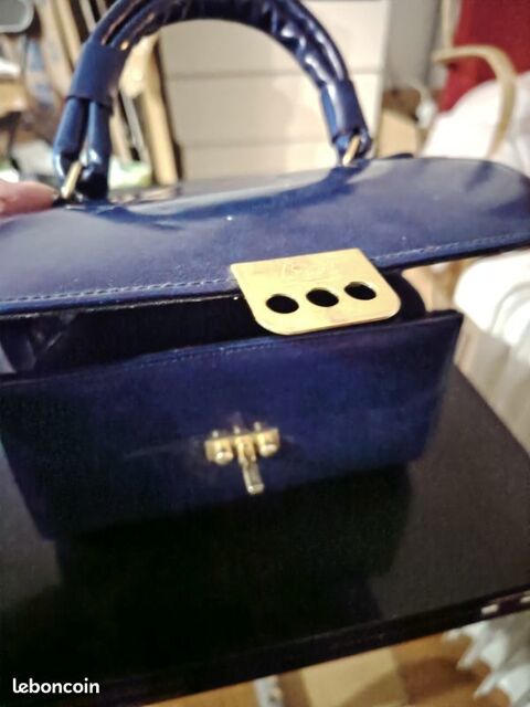 Sac de soir�e bleu nuit
8.99 Le Grau-du-Roi (30)