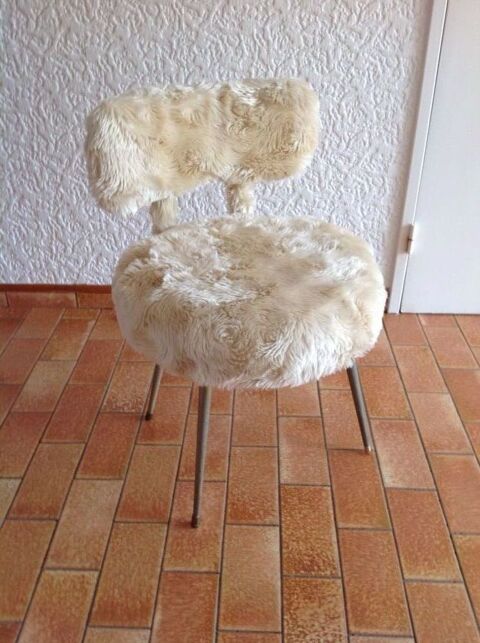 Chauffeuse Vintage Pelfran en fausse fourrure blanc cr�me.
80 Jouy-aux-Arches (57)
