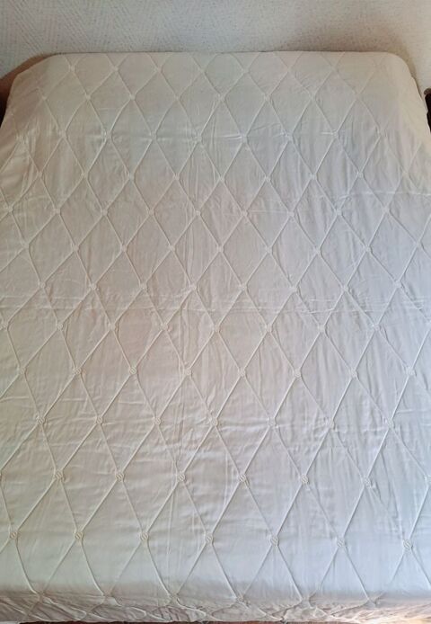 Dessus de lit matelass en satin ivoire NEUF 40 Marignane (13)