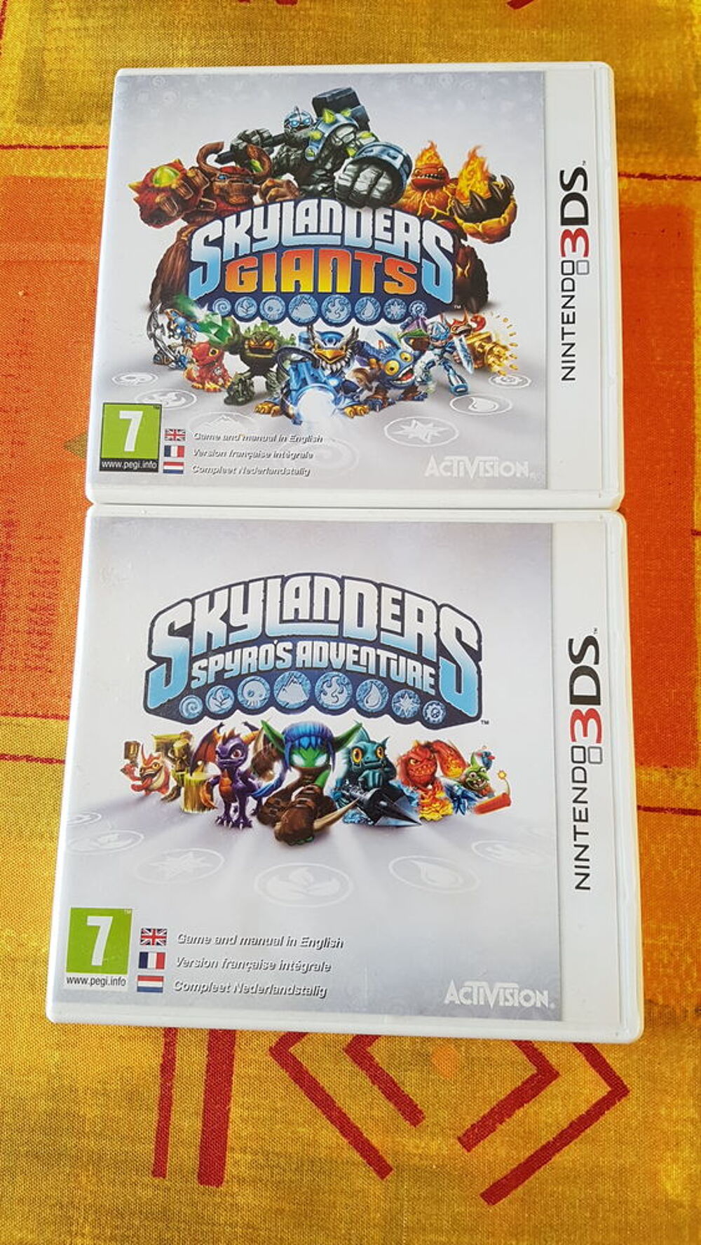 Deux jeux Nintendo Skylanders + lot de figurines Consoles et jeux vidos