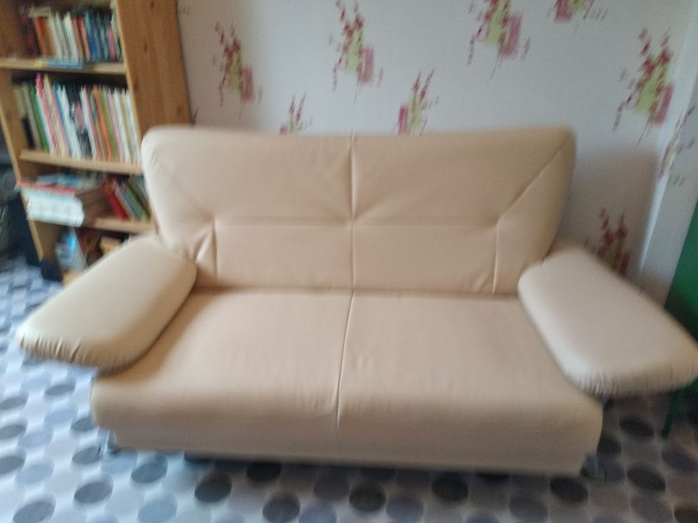 d'un canap&eacute; de couleur beige. Meubles