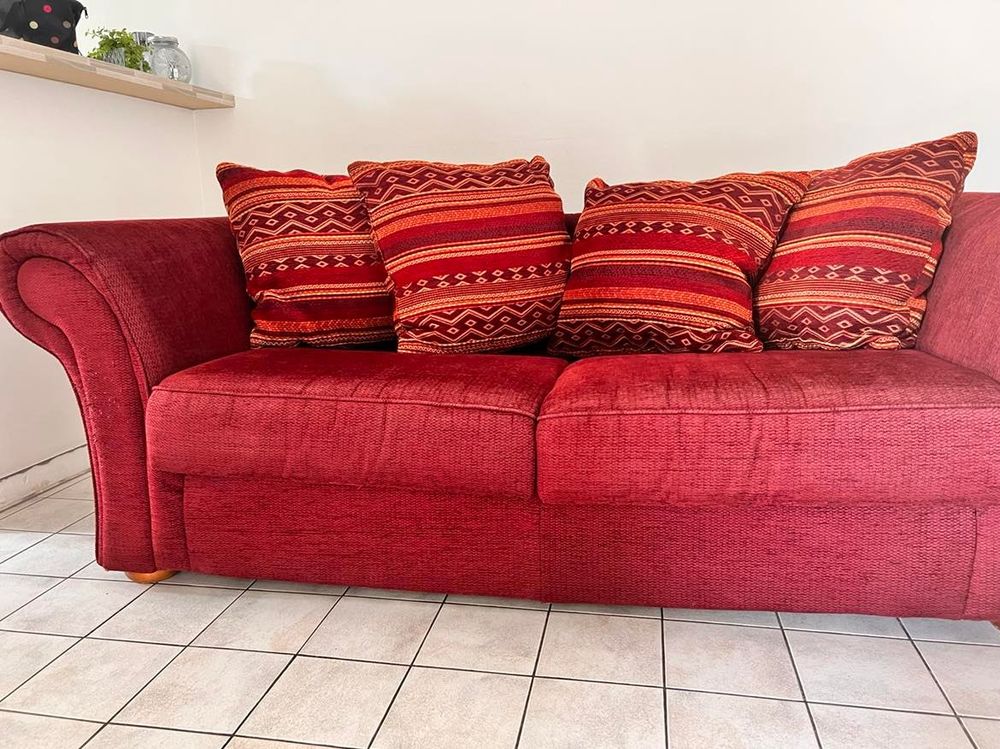 canap&eacute; rouge + 4 coussins Meubles