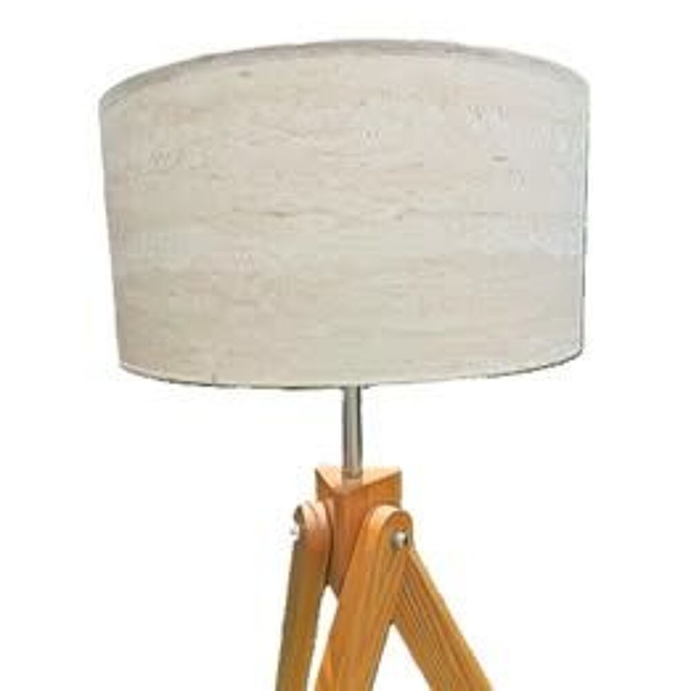 Lampadaire tr&eacute;pied
Décoration