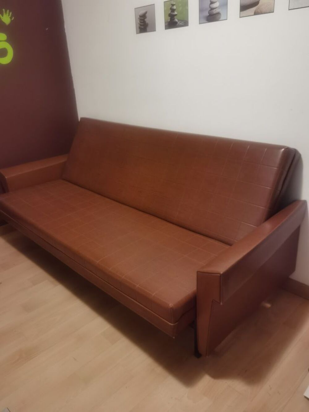 Canap&eacute; convertible trois places en cuir marron Meubles