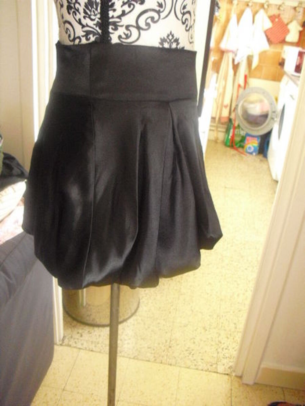JUPE COURTE BOULE satin&eacute;e noire NEUVE TAILLE 1 Vêtements
