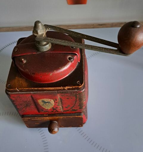Moulin à café ancien, bois et métal, Peugeot 22 Sigoulès (24)