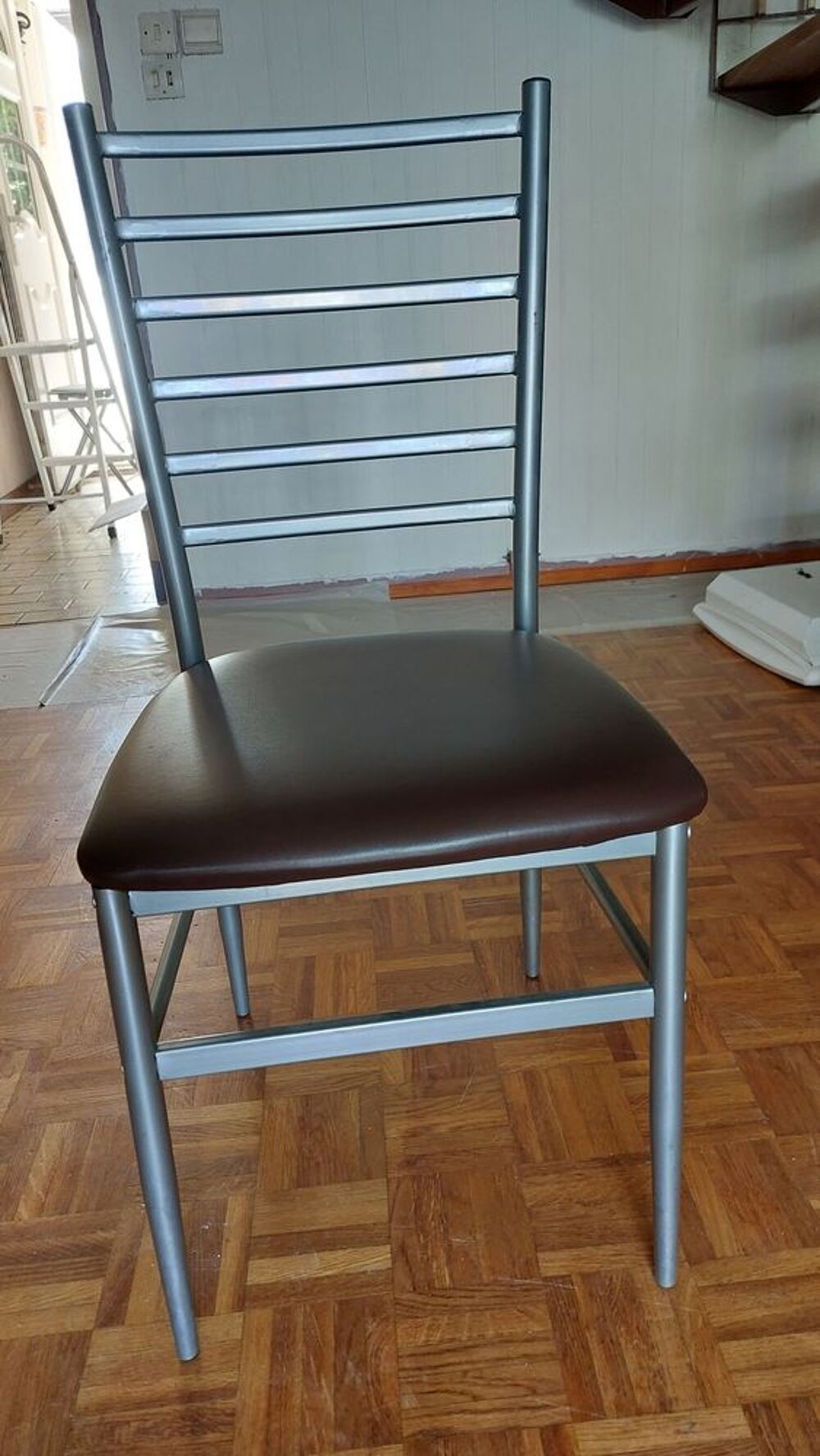 Table et buffet vintage laqu&eacute;s, avec 2 rallonges+ 6 chaises. Meubles