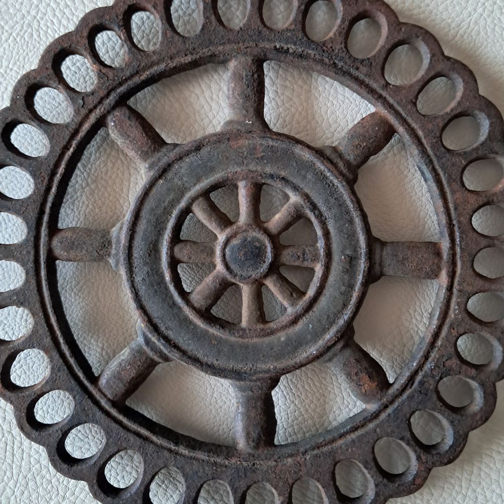 ancien petit dessous de plat en fonte barre de navigation Décoration