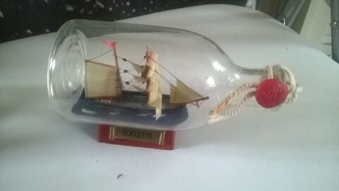 Bouteille avec Goelette scelle
Excellent etat
Scelle avec
4 Talange (57)