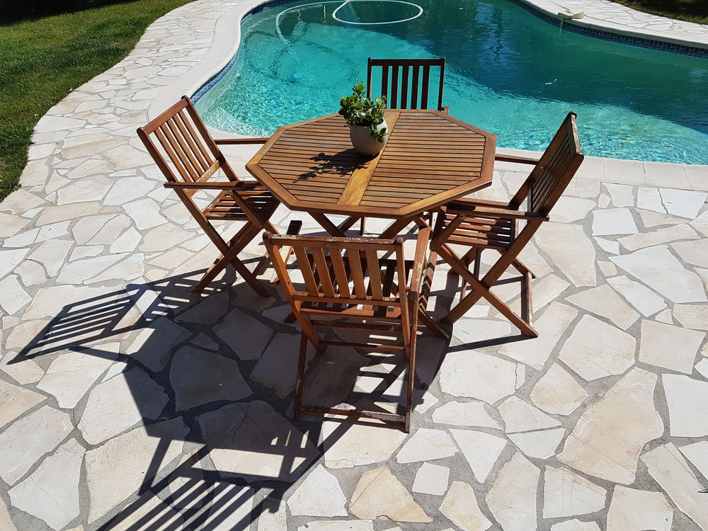 Table ronde bois, (hexagonale) de 1 m de c&ocirc;t&eacute; et 4 chaises Jardin