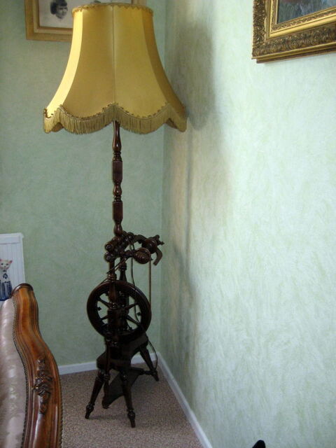 Lampadaire rouet en bois. Haut.: 154 cm Avec son abat-jour  10 Saint-Fons (69)