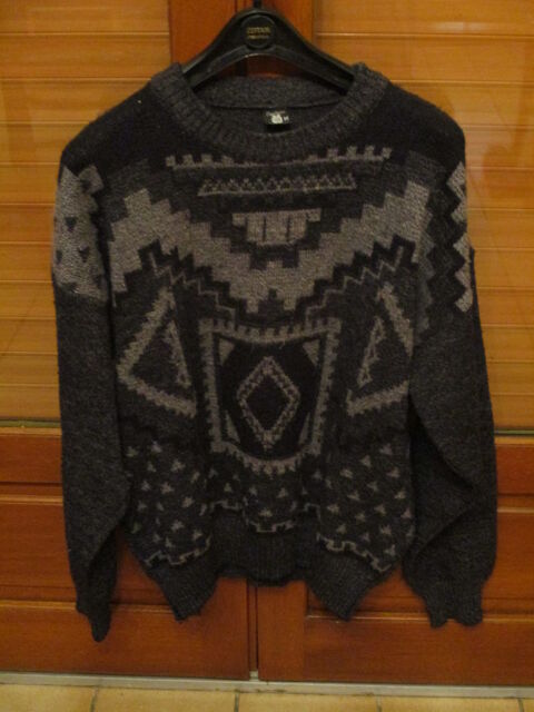 Pull gris fonc� devant �cossais - derri�re pas motif 0 M�rignies (59)