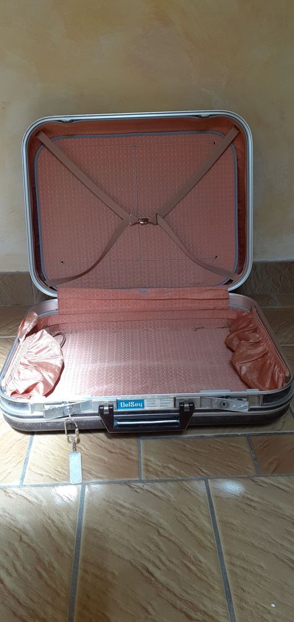 DEUX VALISES RIGIDES Maroquinerie