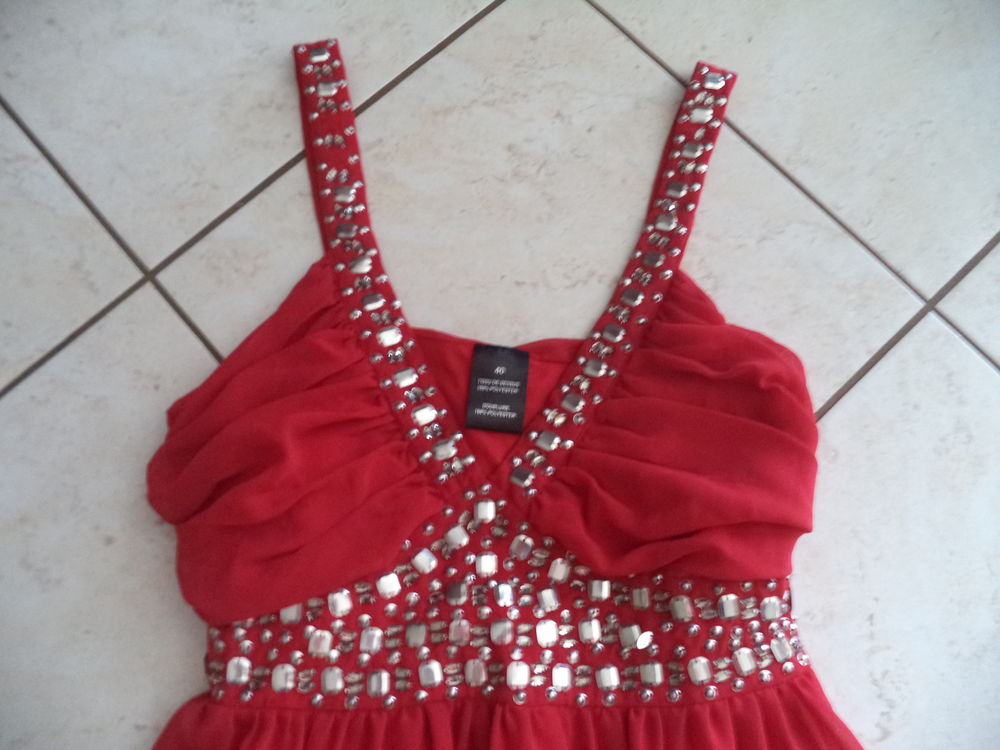 Tr&egrave;s belle robe rouge &agrave; bretelles Vtements