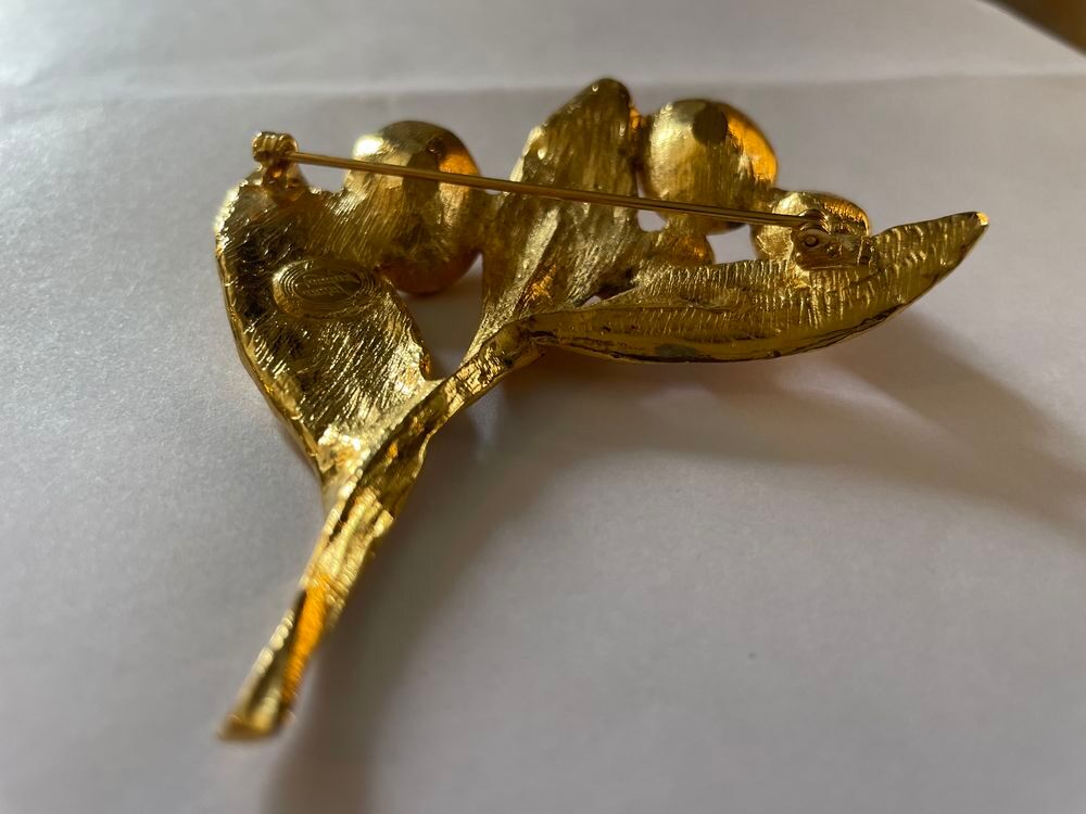 Broche dor&eacute;e feuille d'olivier strass crystal Ines Fressange Bijoux et montres