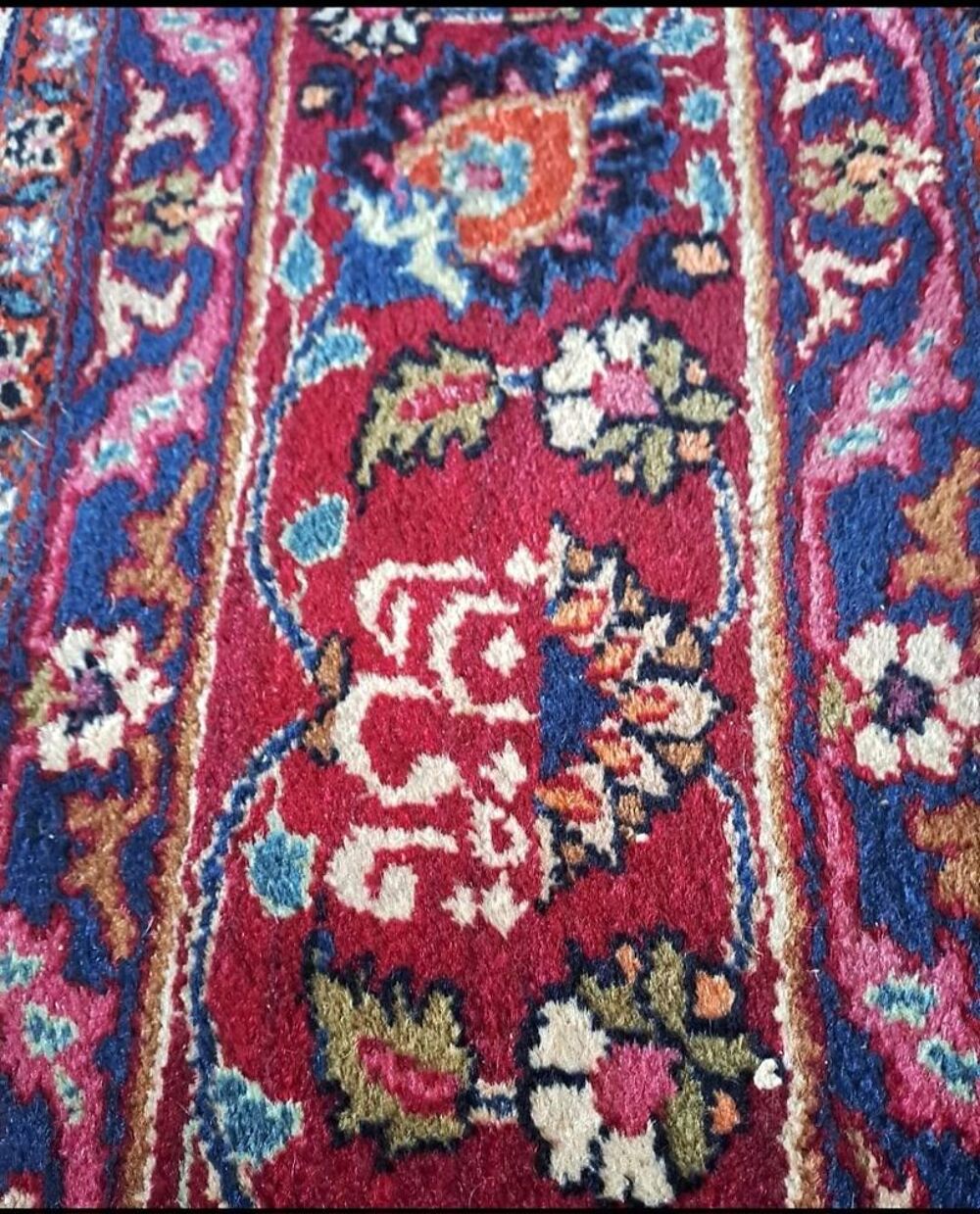 Tapis Persan antique sign&eacute; fait main en laine Décoration