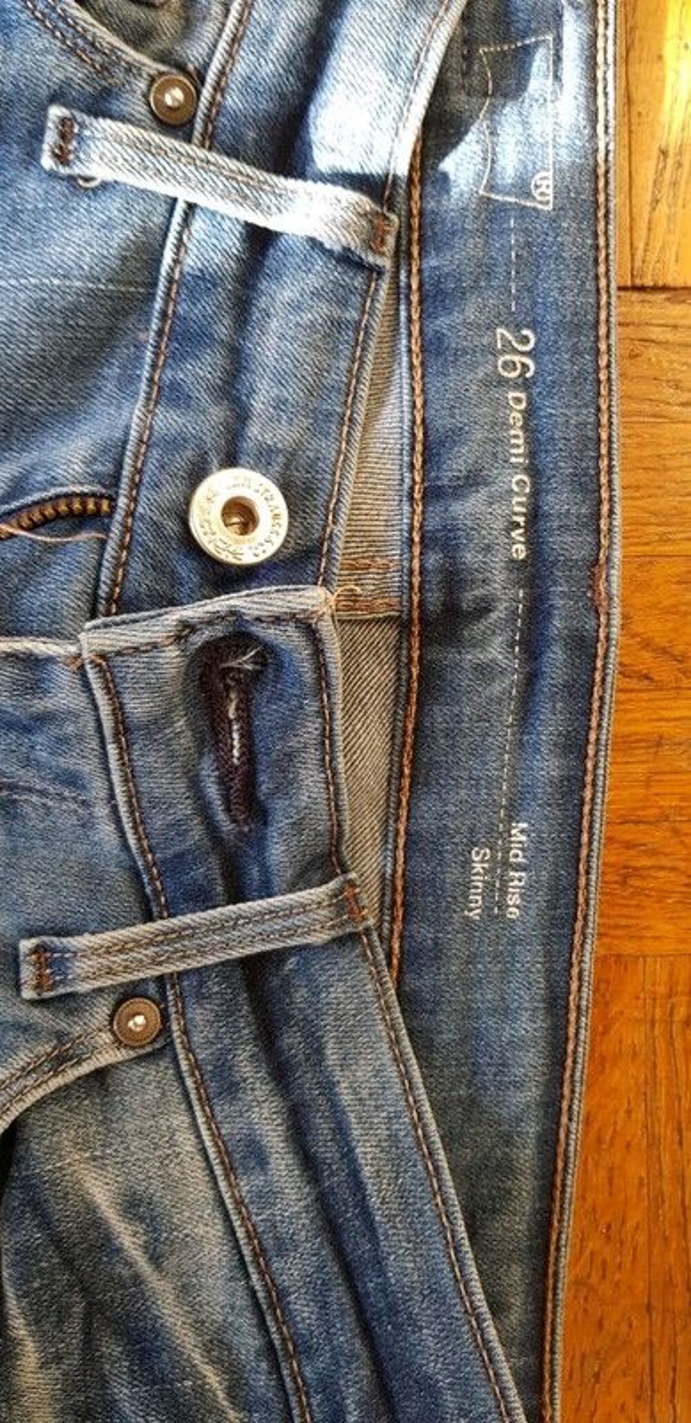 Jean levis demi curve 26 skinny bleu jamais port&eacute; Vêtements
