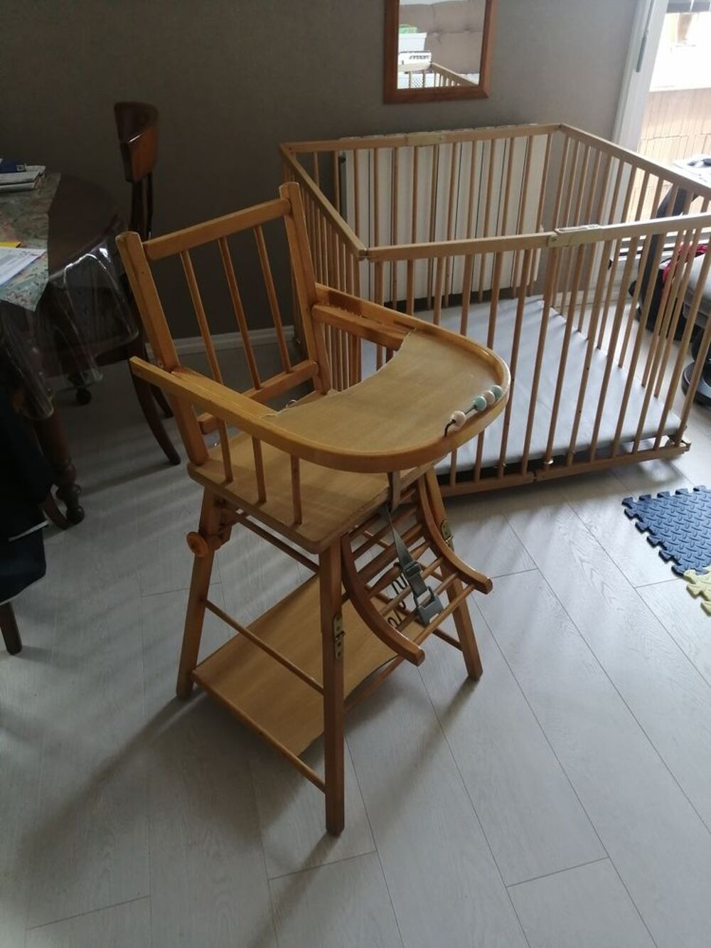 Donne parc en bois et chaise haute Combelle. Puériculture