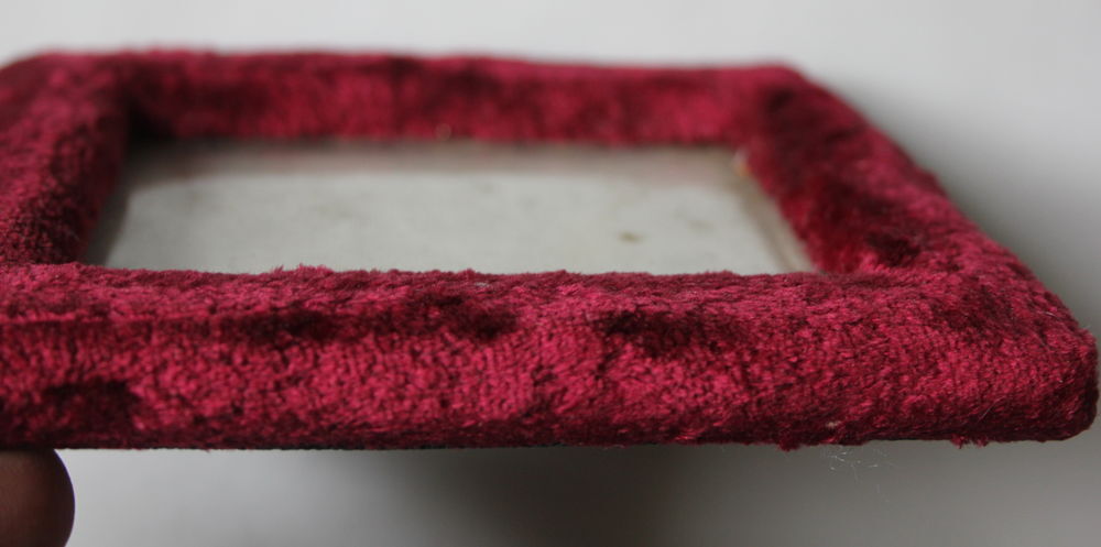 Cadre photo Napol&eacute;on III velours bordeaux verre bomb&eacute; Décoration
