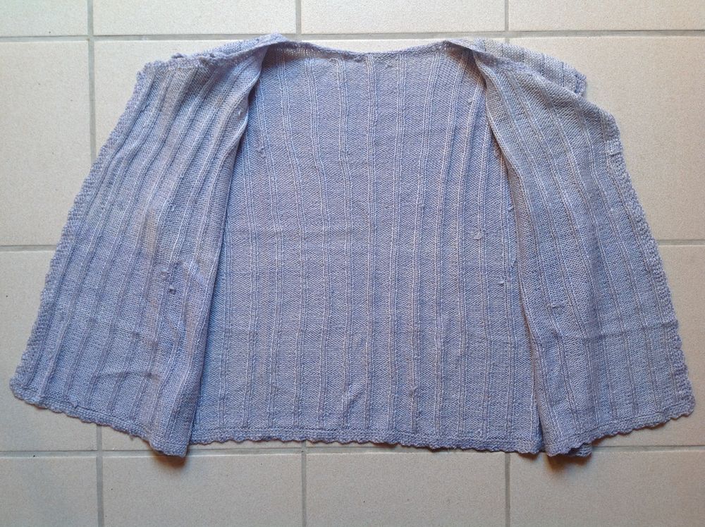 GILET EN LAINE BLEU CIEL FAIT MAIN Envoi possible
Vêtements