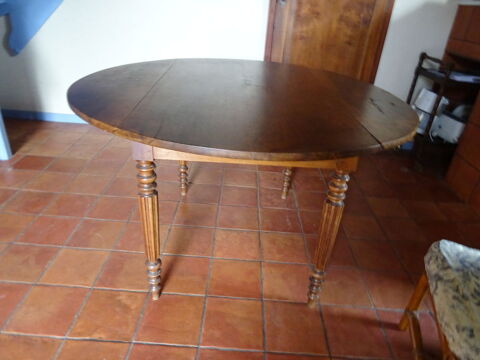 table ronde ancienne bois 150 Saint-Martin-des-Fontaines (85)