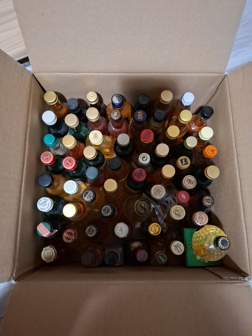 Une 60 taine Mignonnettes whisky pleine 