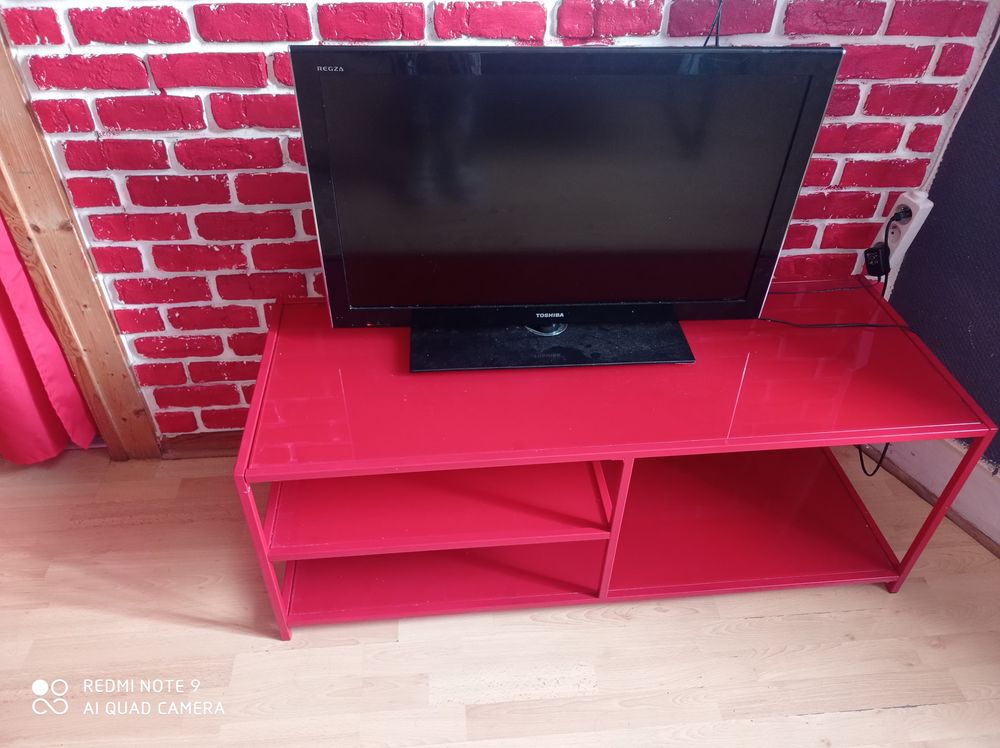 Meuble t&eacute;l&eacute; en verre rouge Meubles