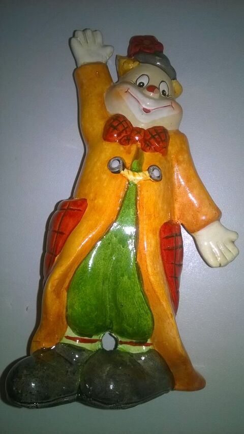 Clown Chat 
En C�ramique 
17 cm de haut 
9 cm de large 
8 Talange (57)