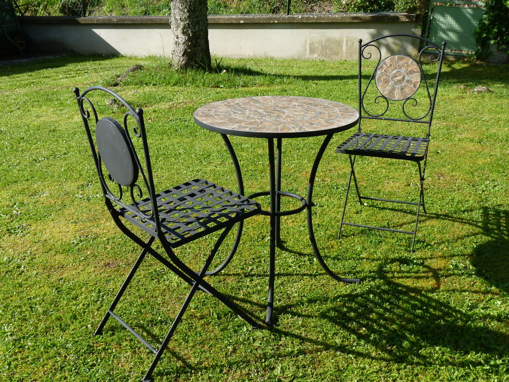 Salon de jardin en fer forg&eacute; et carreaux de c&eacute;ramique Jardin